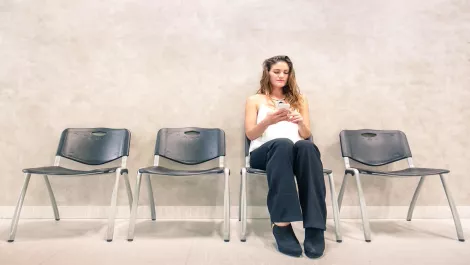 Battle of the sexes: How long do we wait before we reach for our phones?