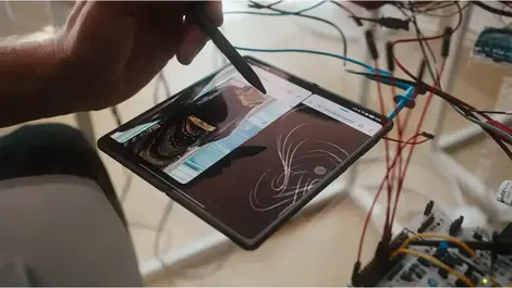 HONOR & CuteCircuit unveil AI-designed outfit with Magic V5